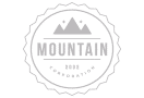 Logo Mountain Corporation mit drei Bergspitzen und Jahreszahl 2032.